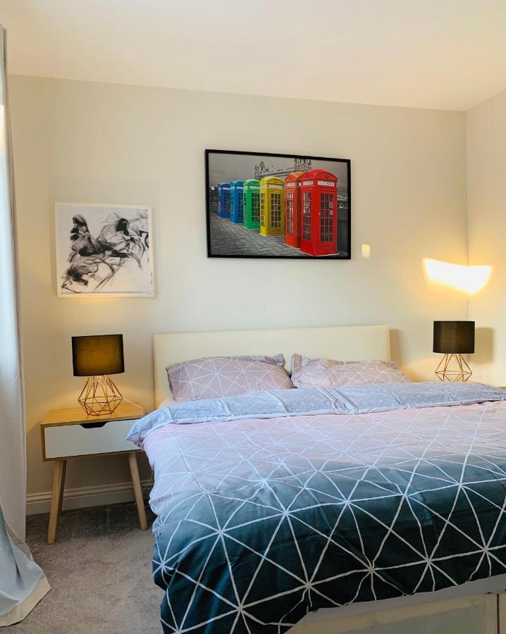 Whyte, Modern 3 Bed House With Garden, Sleeps 9, Free Parking, Sittingbourne City Centre, Kent Экстерьер фото