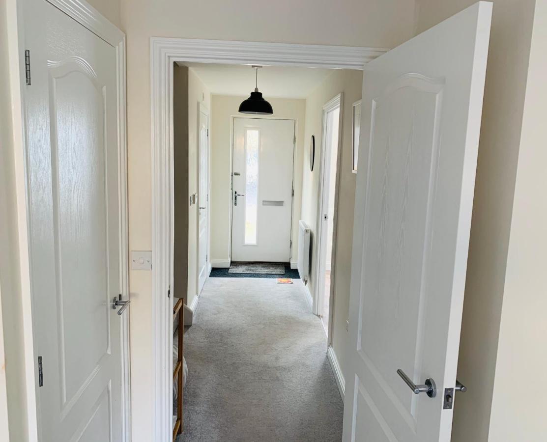 Whyte, Modern 3 Bed House With Garden, Sleeps 9, Free Parking, Sittingbourne City Centre, Kent Экстерьер фото