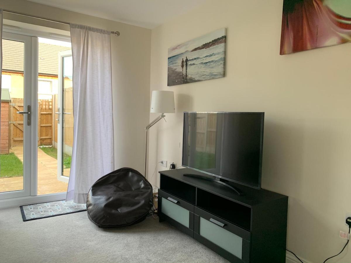 Whyte, Modern 3 Bed House With Garden, Sleeps 9, Free Parking, Sittingbourne City Centre, Kent Экстерьер фото