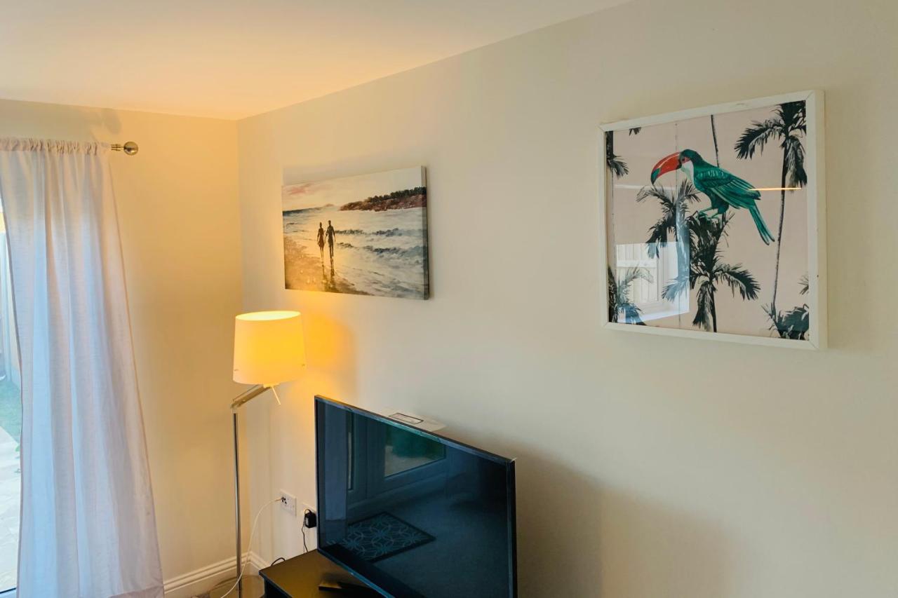 Whyte, Modern 3 Bed House With Garden, Sleeps 9, Free Parking, Sittingbourne City Centre, Kent Экстерьер фото