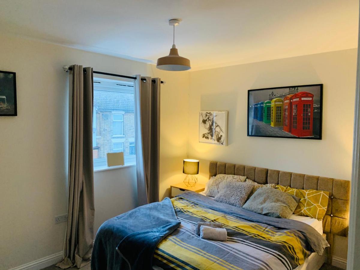 Whyte, Modern 3 Bed House With Garden, Sleeps 9, Free Parking, Sittingbourne City Centre, Kent Экстерьер фото